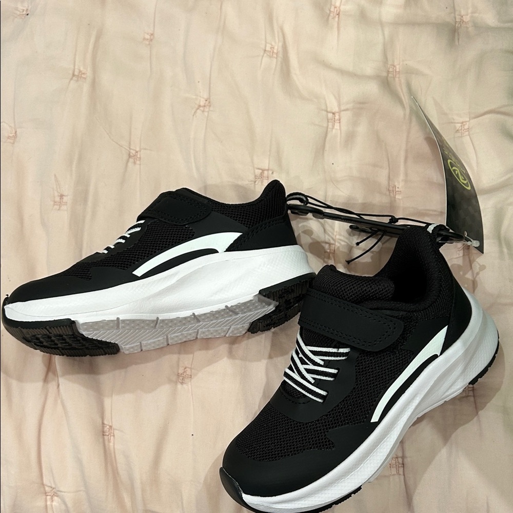 Kids tennis shoes